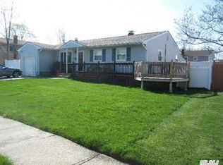 96 Ithaca St, Bay Shore, NY 11706