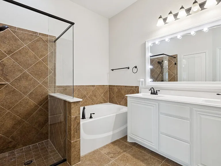 512 Eastbrook Dr — Photo 18
