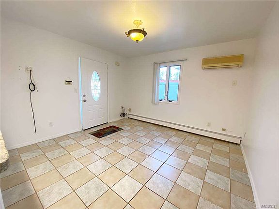 4th image of 75 Jewel St Floor 1