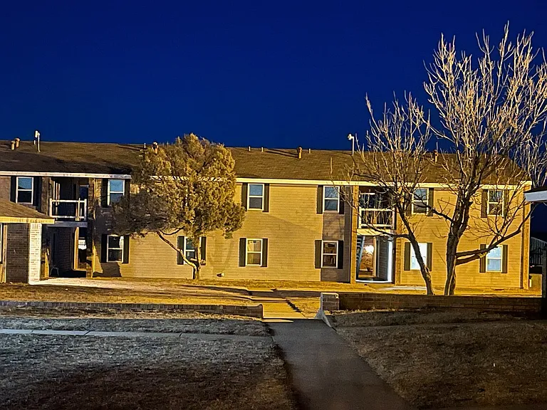 Shamrock Apartments — Photo 4