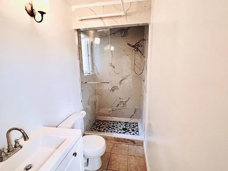 Bathroom 2 (angle 3)