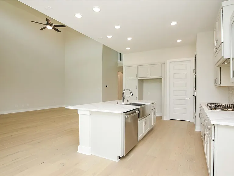 8018 Hingham Ln — Photo 18