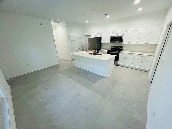5th image of 717 Tunney St