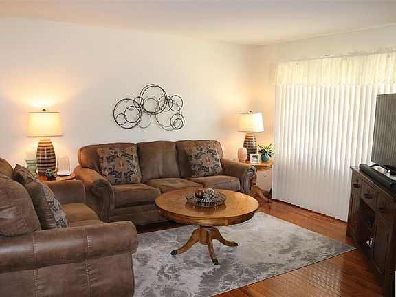 3rd image of 4509 Applewood Ave
