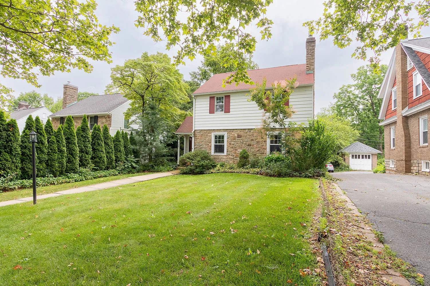 3 bed, 1.5 bath, 1900 sqft, $3,000 — Photo 1