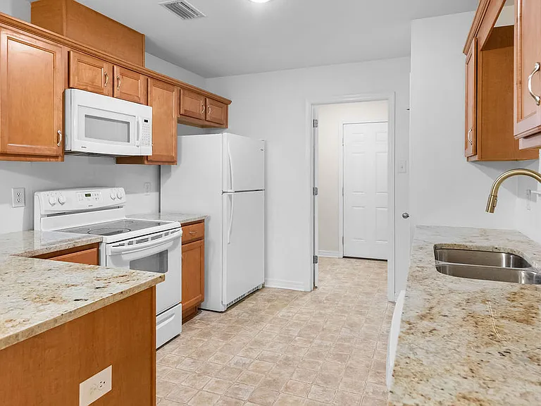 2200 Liberty Dr E — Photo 10