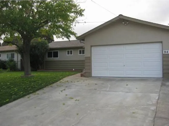 945 Sunset Dr photo 1