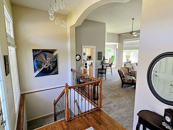 5th image of 165 Eagle View Dr