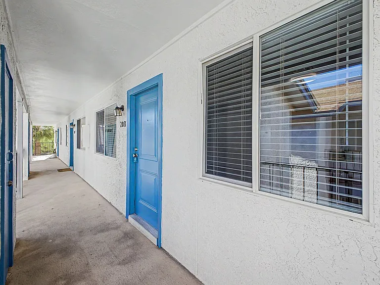 Twin Palms Apartments — Photo 17
