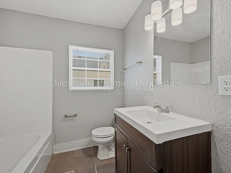 215 W Walker St — Photo 13