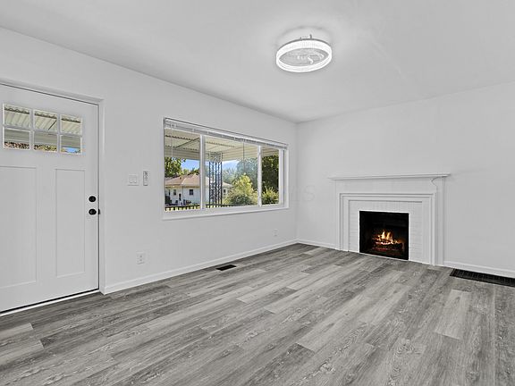 3rd image of 1091 Rosewood Ave