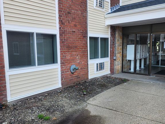 5th image of 215 Winter St APT 1R