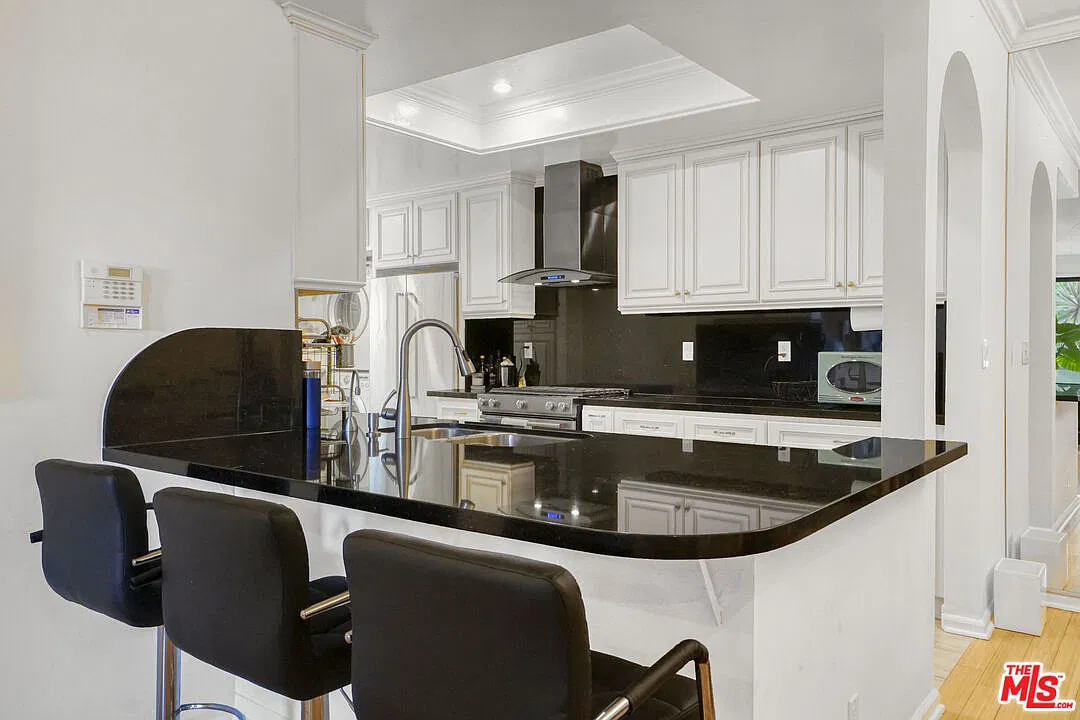 2 bed, 2.0 bath, 1393 sqft, $7,950 — Photo 3