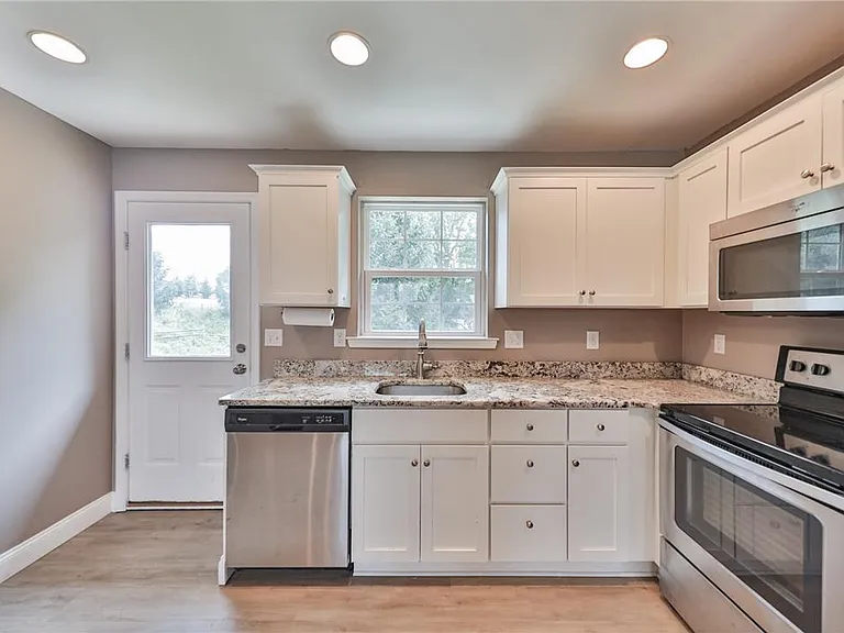 312 Central Park Ave — Photo 6