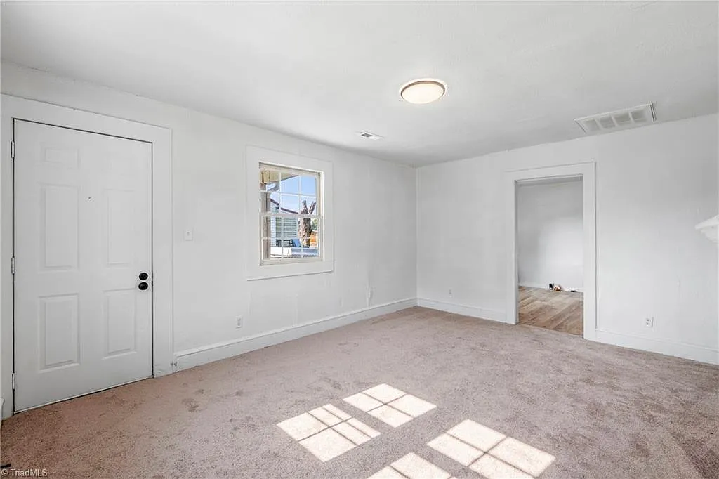 2 bed, 1.0 bath, $1,100 — Photo 3