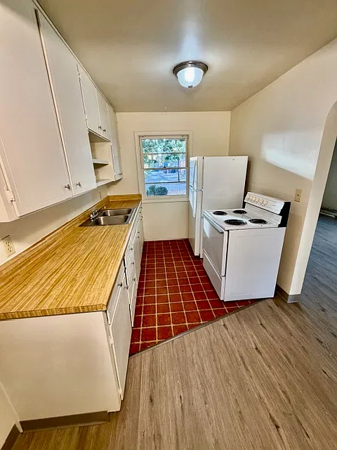 210 Stark Street - 1, 035 — Photo 4
