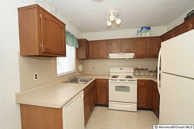 2nd image of 67 Hudson Parkway #B