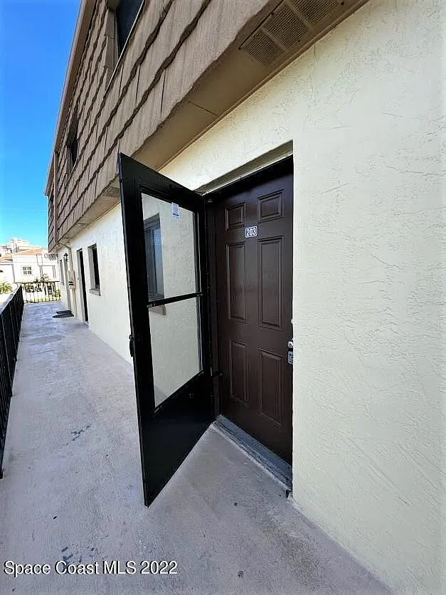 Building Photo - 7101 Ridgewood Ave #203
