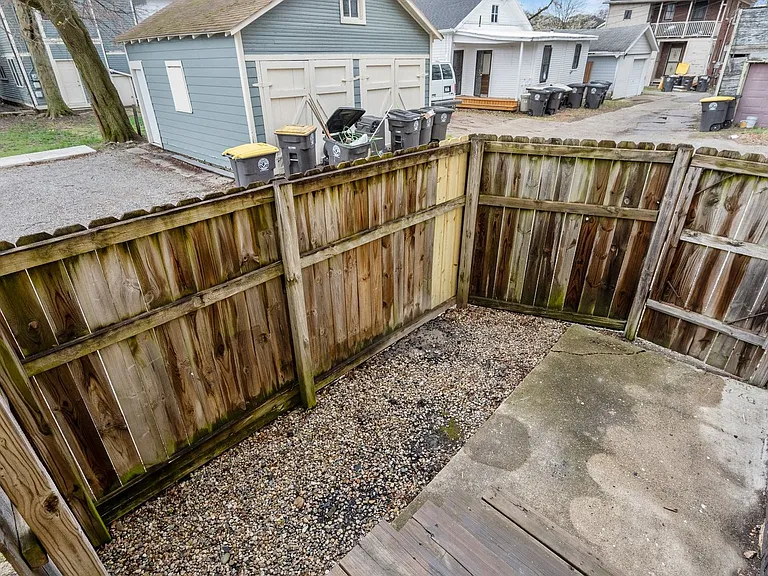 1213 W Jefferson Blvd — Photo 36