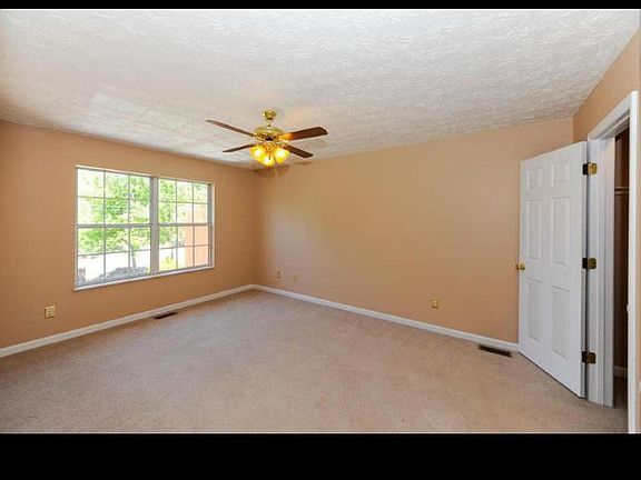 5th image of 706 Shadywood Ln