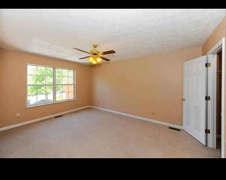 706 Shadywood Ln — Photo 5