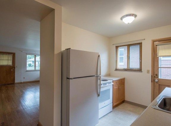 5th image of 695-697 E Schreyer Pl