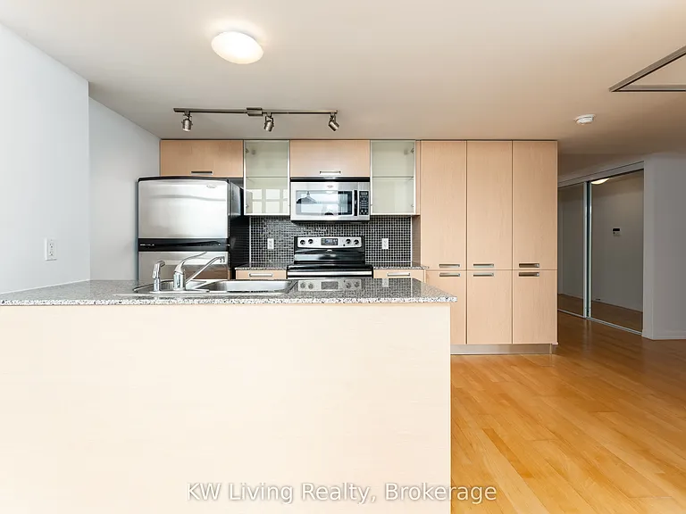 37 Grosvenor St #1603 — Photo 3