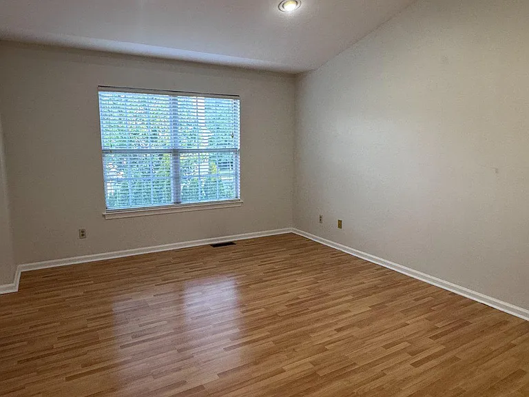 216 Waverly Ct — Photo 16