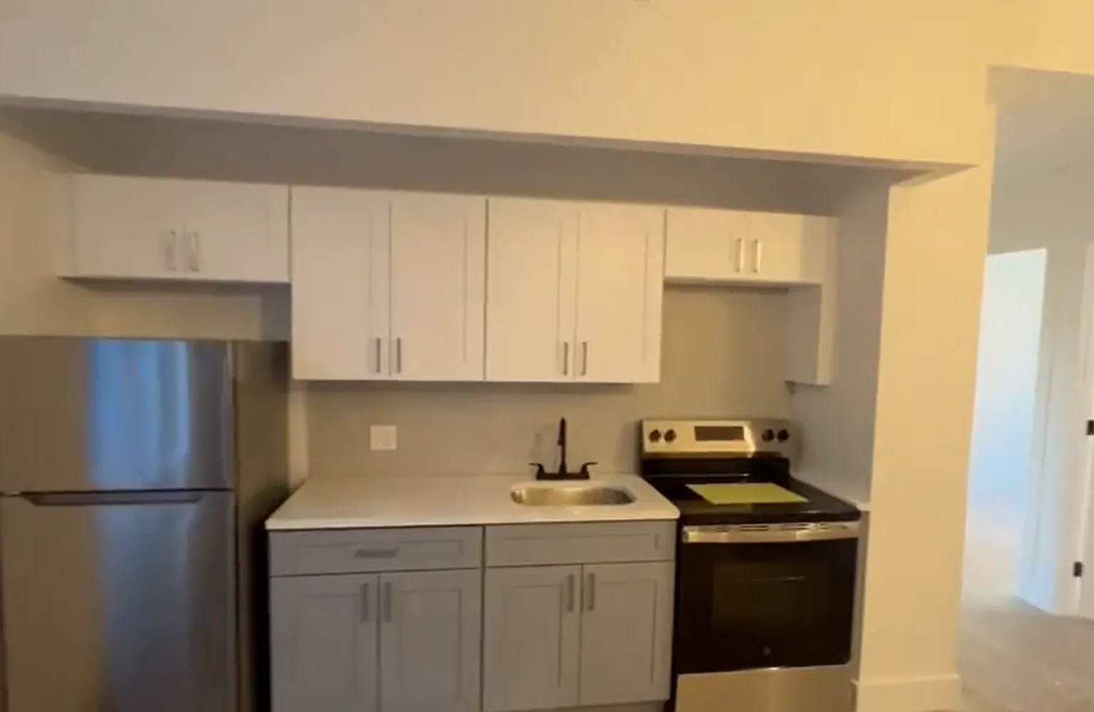 3 bed, 900 sqft, $3,373 — Photo 1
