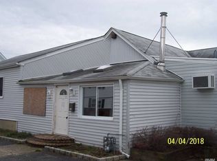 65 Lake St, Lindenhurst, NY 11757