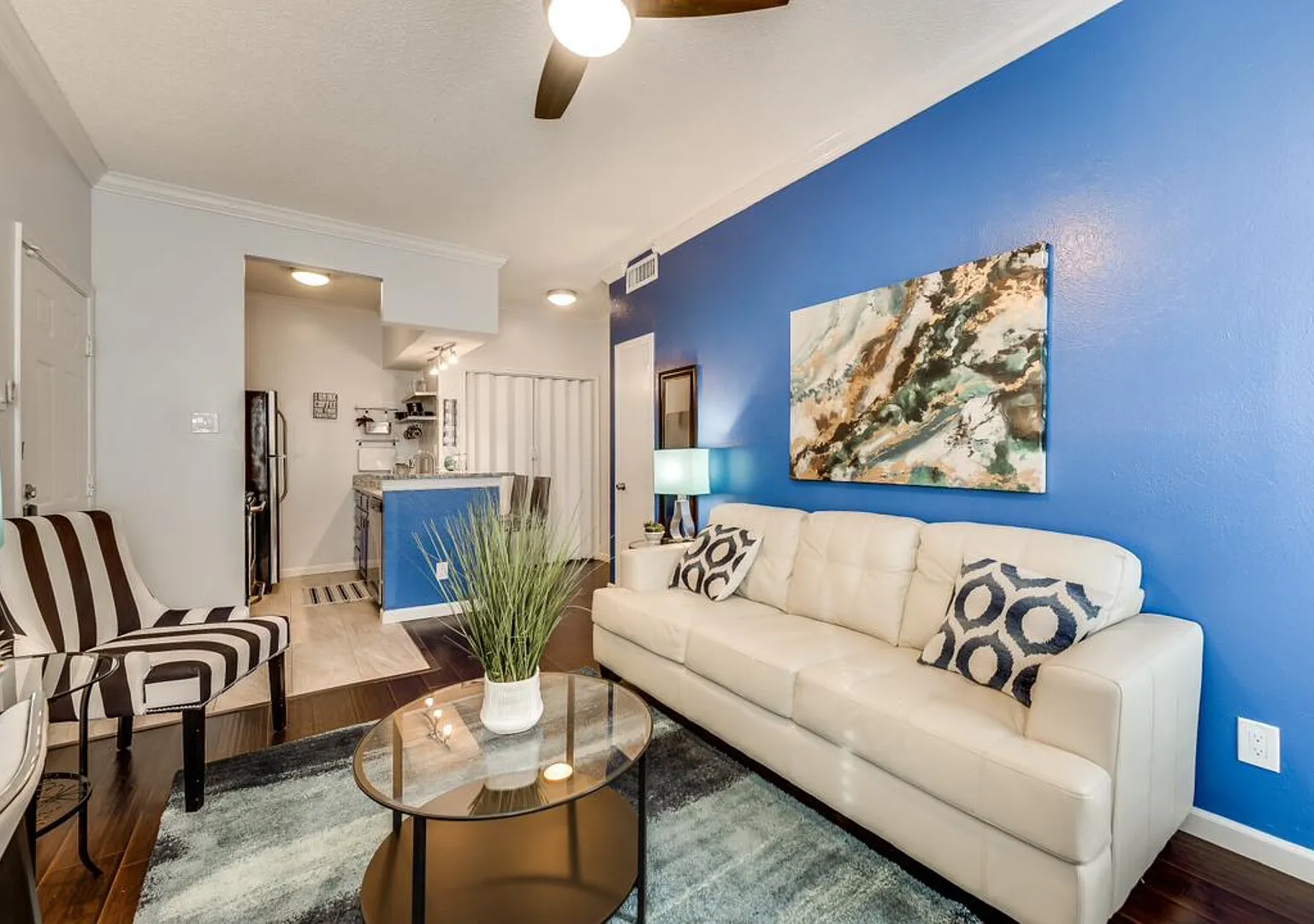 I34 World Cup Stay - 18 min to AT&T - Sleeps 2 - Public Transit — Photo 3