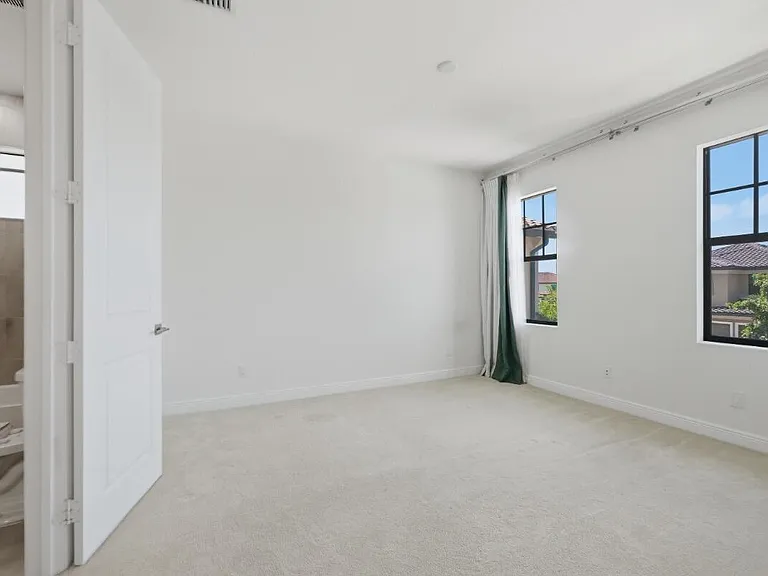 11760 Bayview Cir — Photo 42
