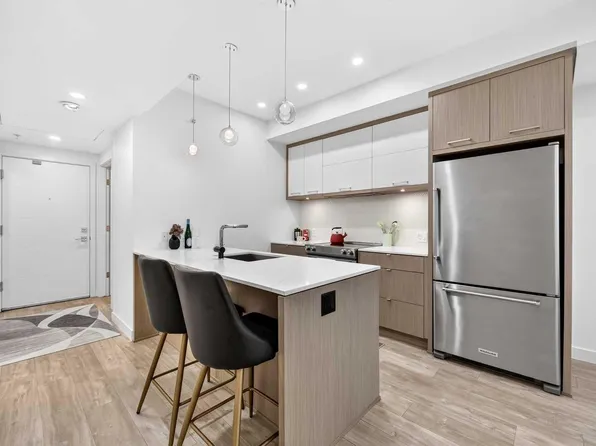3450 19th St SW #307, Calgary, AB T2T 6V7