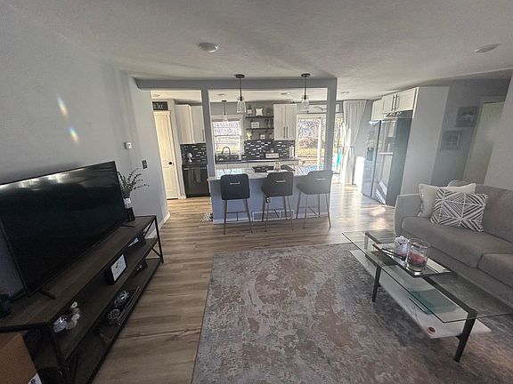 5th image of 807 Willow Ln