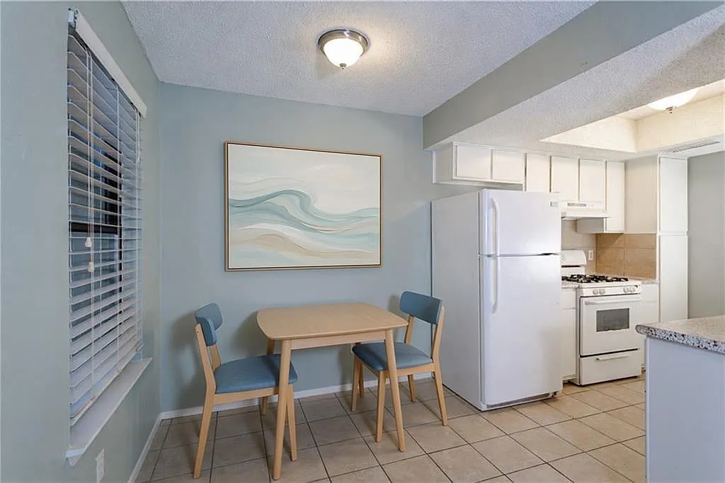 2 bed, 1.0 bath, 800 sqft, $899 — Photo 3