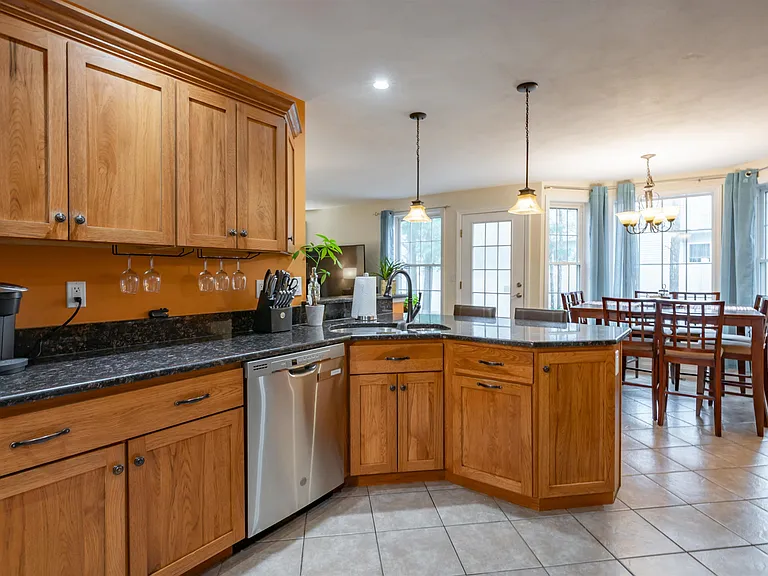 2 Lowther Pl — Photo 6
