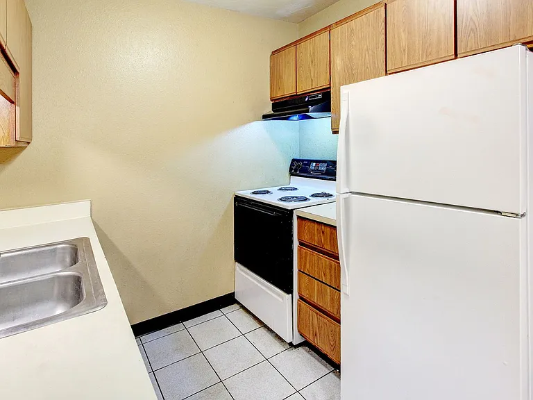 419 Stratford Way #6 — Photo 4