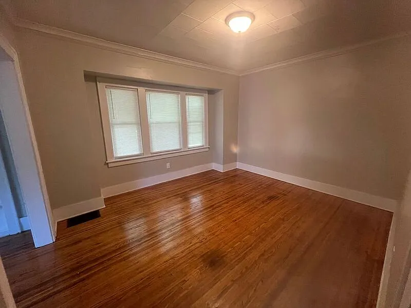 3 bed, 1.0 bath, 1166 sqft, $1,300 — Photo 3