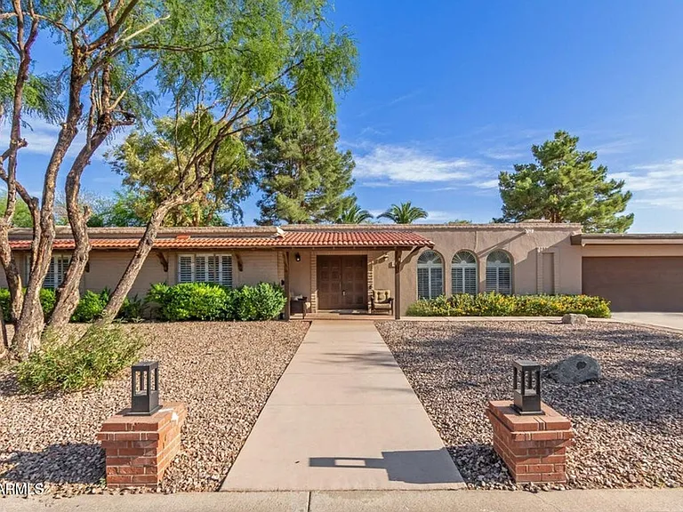481 W Half Moon Way — Photo 1