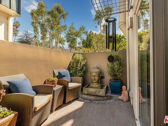 3rd image of 938 Lincoln Blvd Unit 8