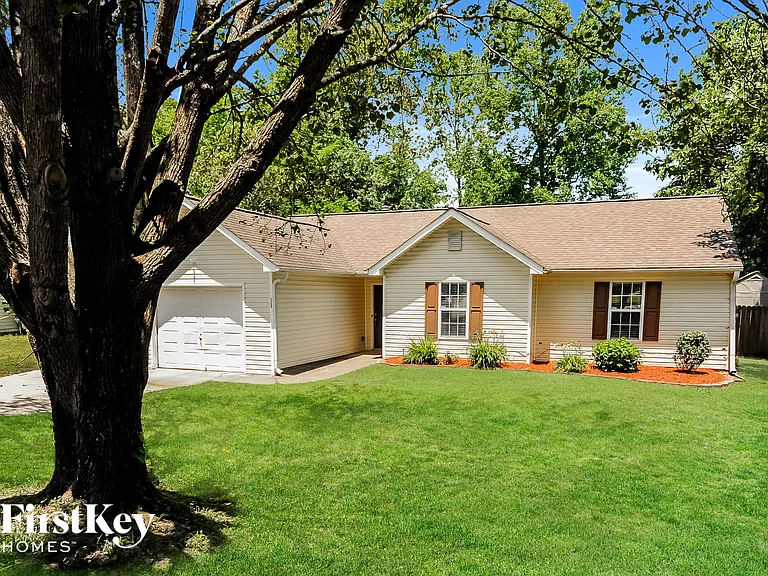 5255 Hillcrest Glenn Dr — Photo 1