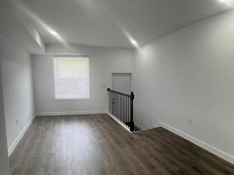 2606 W Fairmount Ave — Photo 2