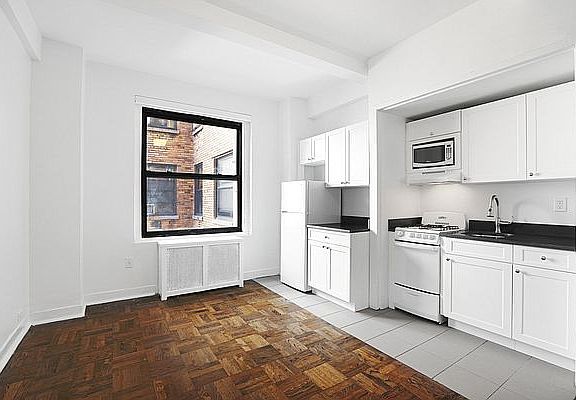 4th image of 160 W 71st St APT 16C