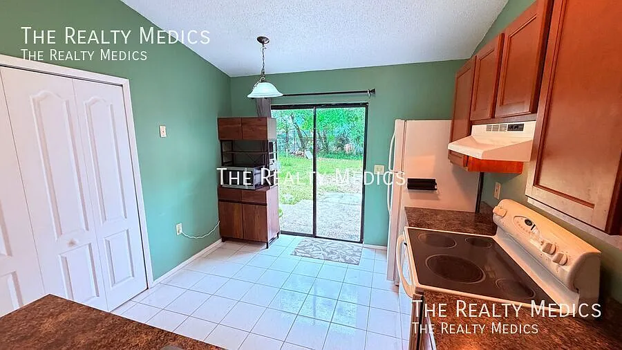 2/2 Ucf Duplex Available Now! — Photo 4