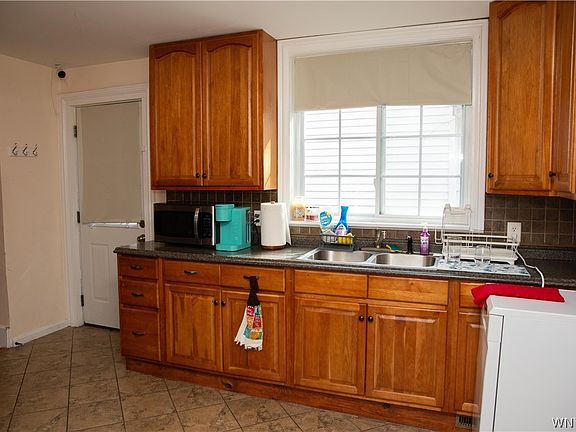 5th image of 226 Weimar St
