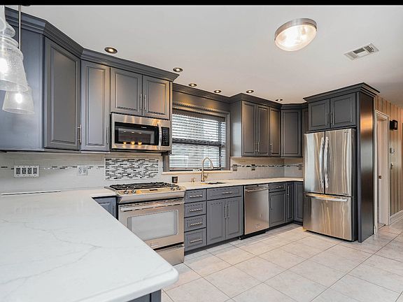 4th image of 128 Justin Ave Floor 1