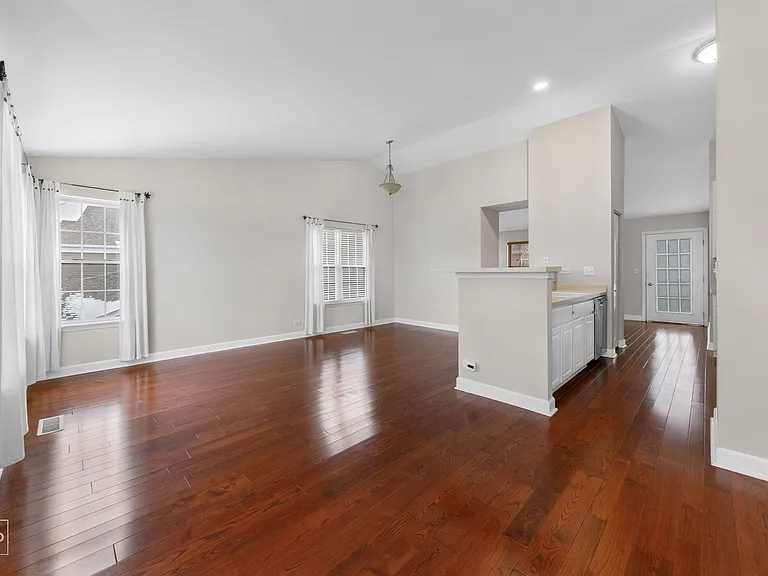 831 Genesee Dr — Photo 2