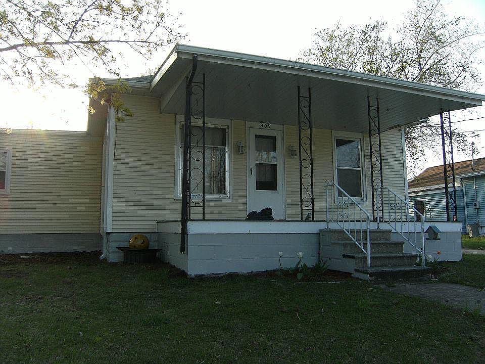 2nd image of 909 8th Ave NE