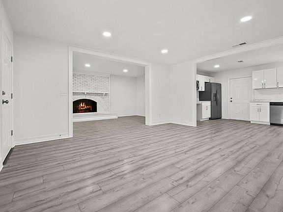 5th image of 244 SE Oak Hill St