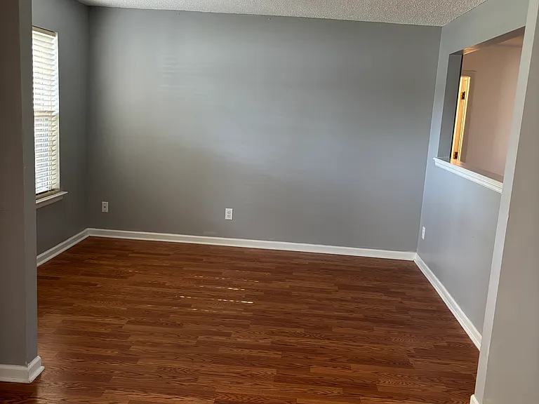 110 Meadowglade Ln — Photo 4